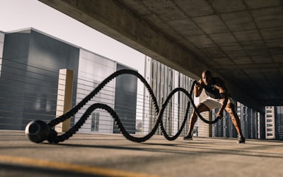 欧冠小组赛巴塞罗那对阵拜仁慕尼黑的赛前阵容分析与伤病报告